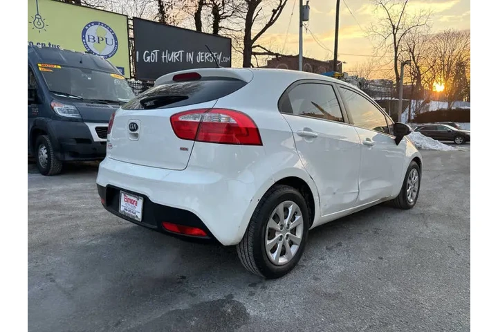 2013 Rio 5-Door LX image 7