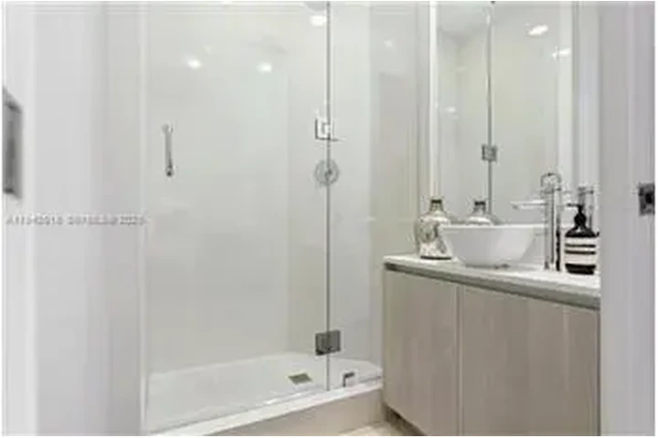 $9000 : Rental property with 3 bedro image 8