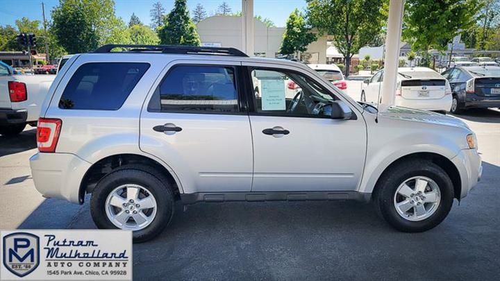 2010 Escape XLT image 2