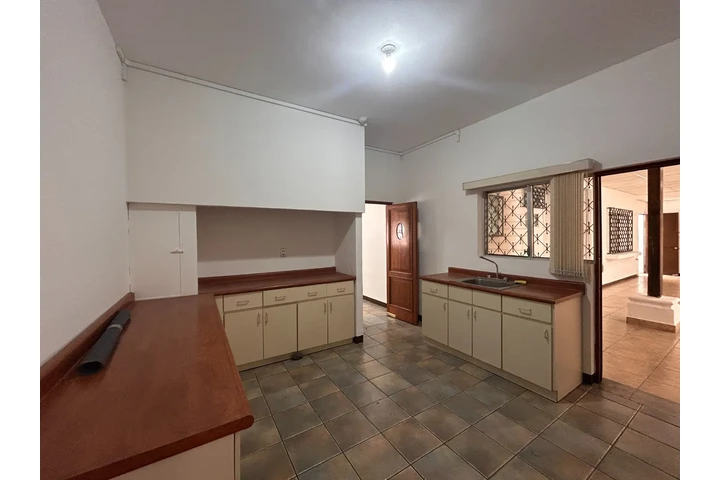 $3300 : Casa para Oficinas en Alquiler image 3