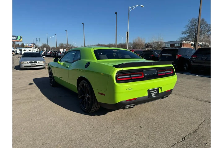 $15980 : 2019 Challenger SXT RWD image 4