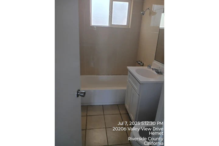 $1300 : Apartment For Rent image 6