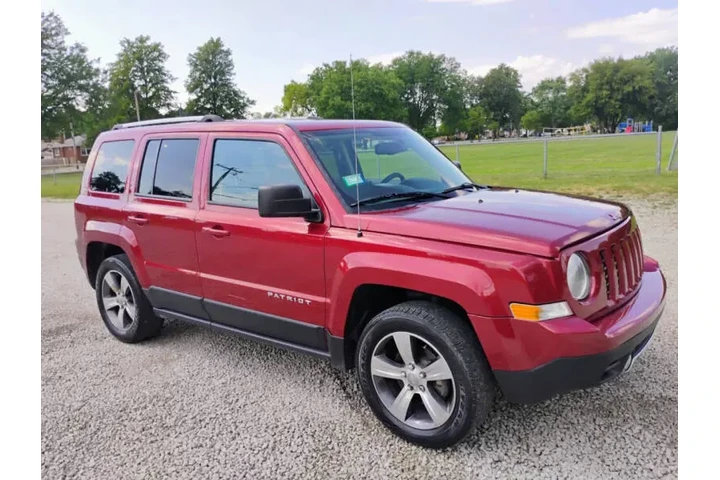 $6997 : 2017 Patriot Latitude image 10