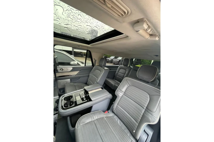 $44900 : Lincoln Navigator L Black Lab image 2
