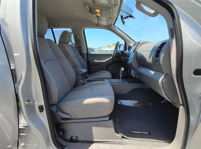 2019 Frontier S Crew Cab 6MT image 9