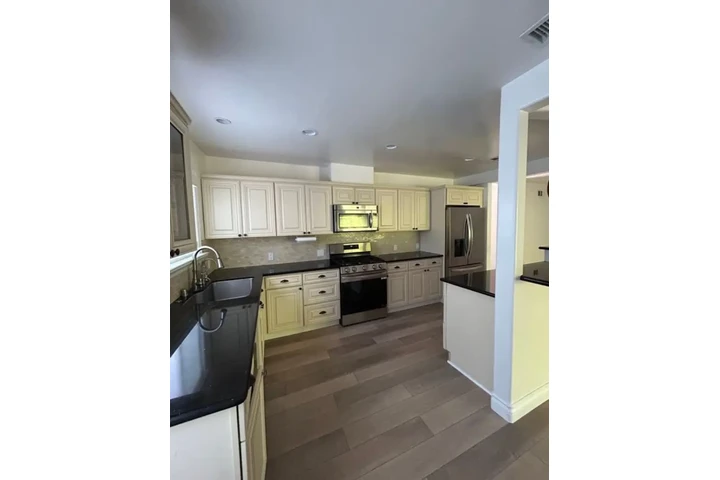 $2560 : House in Korean town image 6