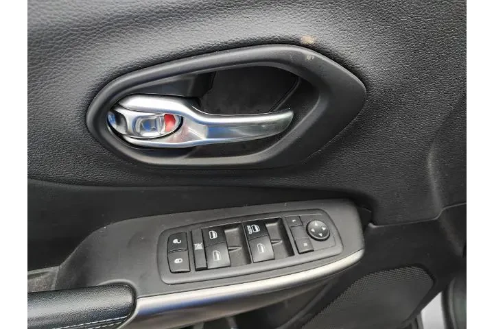 $16730 : Jeep Cherokee 2019 4x4 Uplan image 8