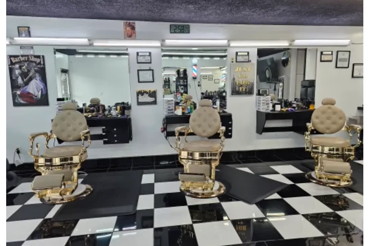 Peluquería y barbería image 1