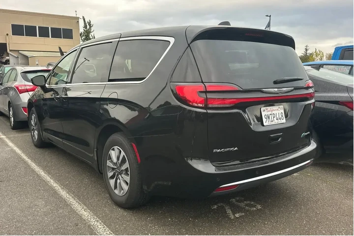 $29490 : Chrysler Pacifica Plug-In Hy image 3