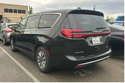 $29490 : Chrysler Pacifica Plug-In Hy thumbnail