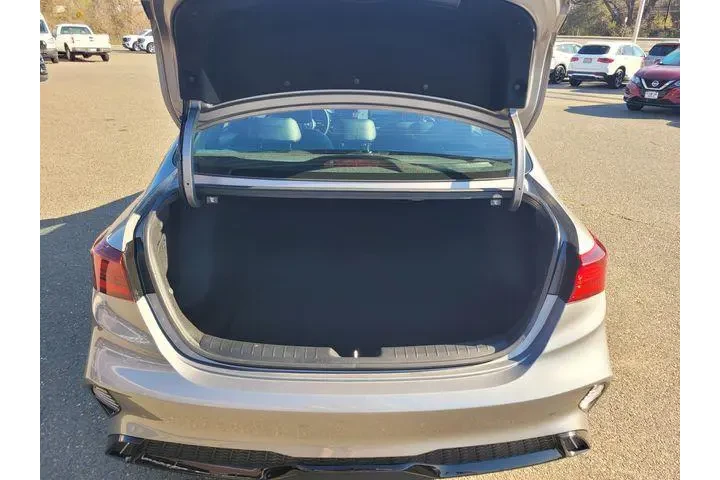 $18318 : Kia Forte 2023 GT-Line 4dr S image 8