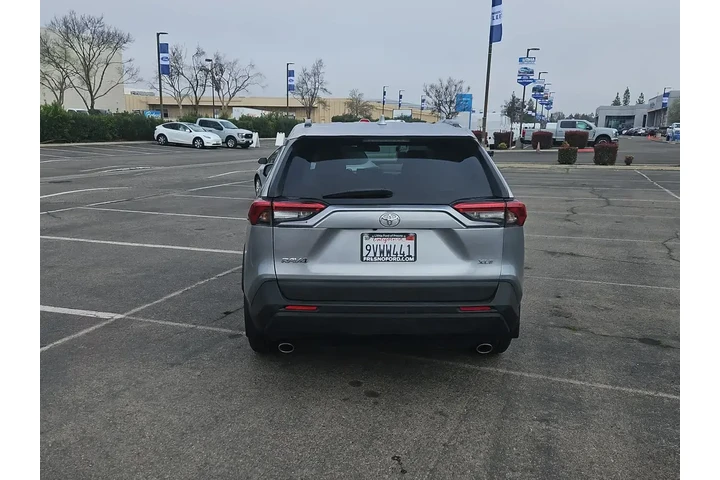 $22500 : Toyota RAV4 2020 XLE 4dr SUV image 7