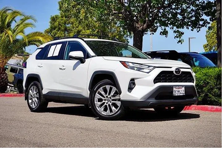 $32985 : Toyota RAV4 2024 XLE Premium image 2