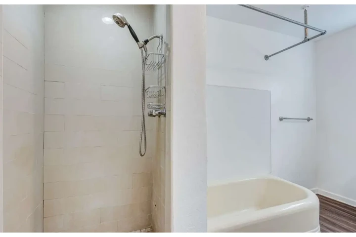 $1900 : 2 Bedroom Apt in James M Wood image 8