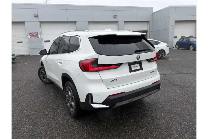 $31943 : BMW X1 2023 AWD xDrive28i 4d image 4