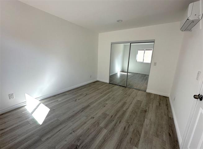 $700 : 1 bed 1 bath image 1