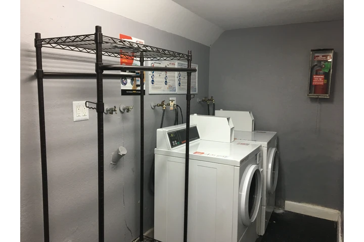 $1345 : SINGLE  FULLY RENOVATED APT image 6