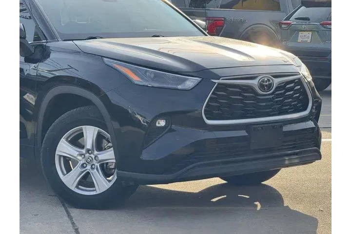 $29319 : Toyota Highlander 2023 LE 4d image 2