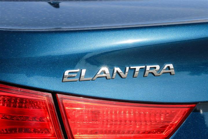 $10990 : Pre-Owned 2013 Hyundai Elantr image 10