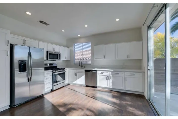 $1600 : 3 Bed 2bath Home in Winchester image 3