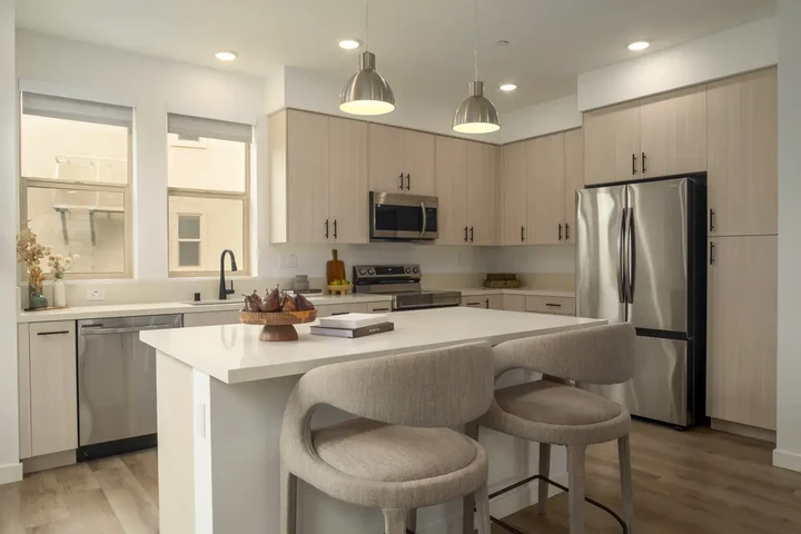 $3300 : Modern 2bed 2bath available image 3