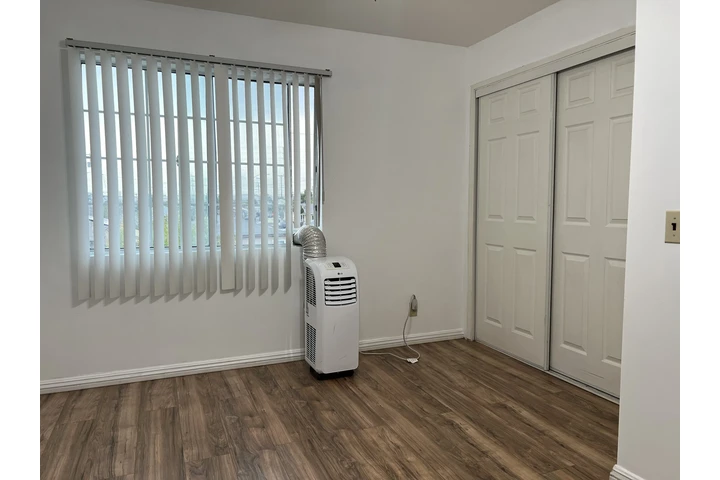 $700 : Rento recámara en maywood ca image 3