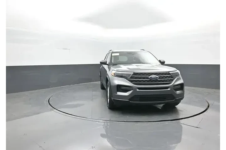 $31885 : Ford Explorer 2022 AWD XLT 4 image 2