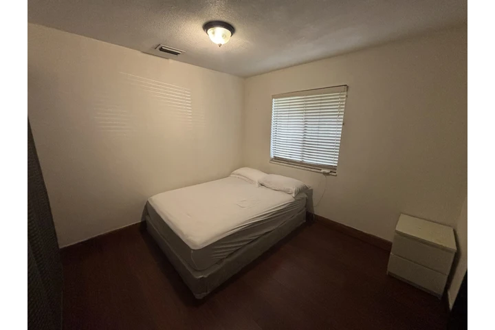 $1050 : Rento Habitación en Doral image 2