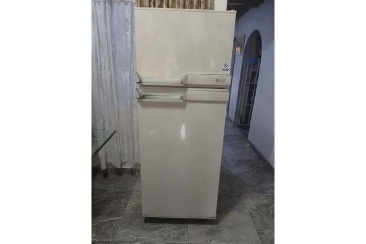 $600000 : Vendo nevera grande usada image 2