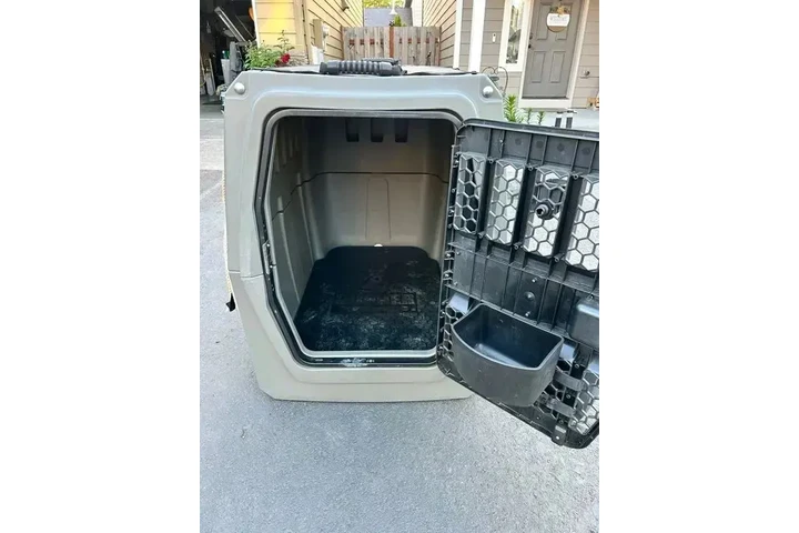 $800 : LARGE GUNNER KENNEL image 2