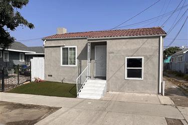 This charming 2-bedroom, 1-bat en Los Angeles