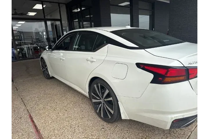 $21272 : Nissan Altima 2022 2.5 SR 4d image 2