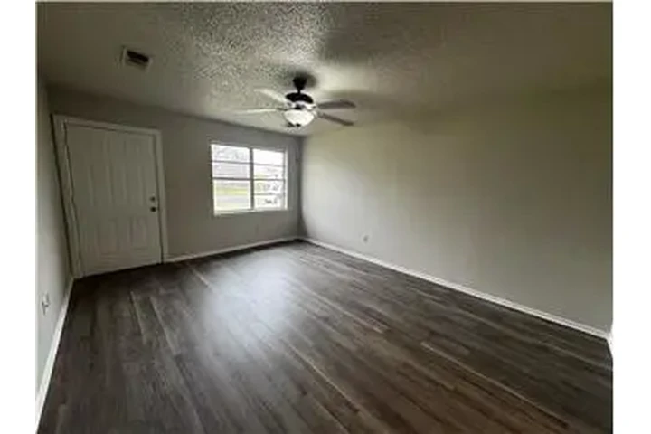 $750 : Rental property with 2 bedro image 8