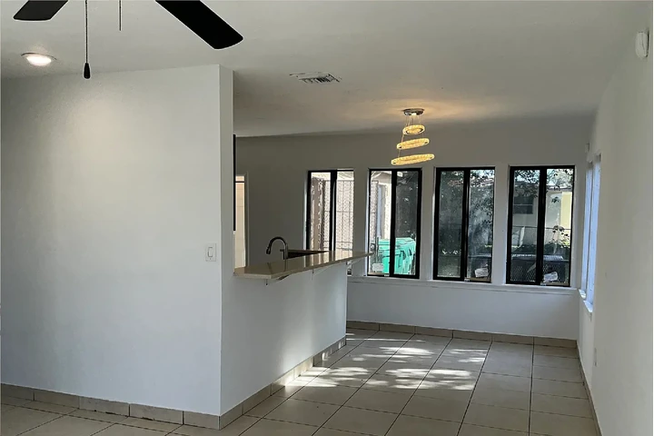 $1000 : charming Beautiful  bedroom image 3