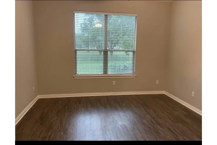 $1050 : 3Bed/2bath image 8