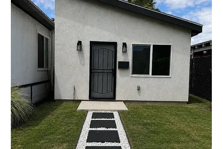 $999 : OUTDOOR SPACE & PARKING: image 1