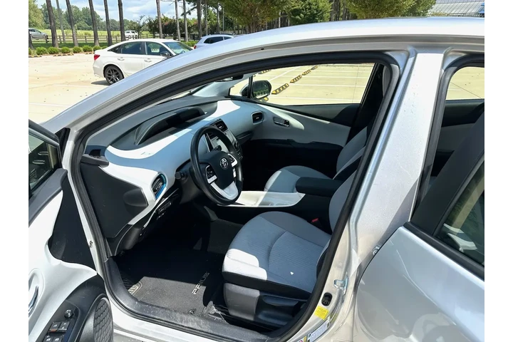 $7900 : 2017 Toyota Prius III Touring image 7