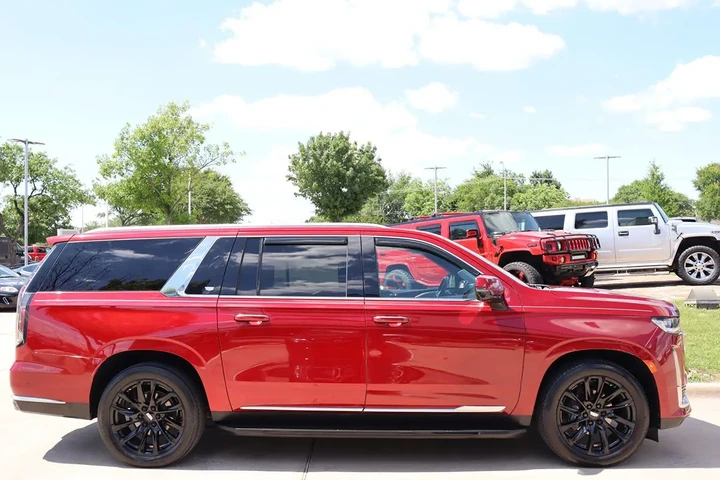 $64545 : 2021 Escalade ESV Premium Lux image 6