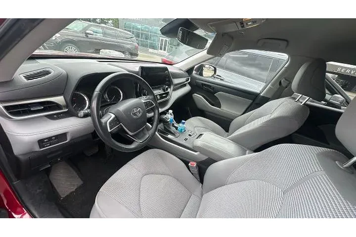 $31950 : Toyota Highlander 2023 LE 4d image 3