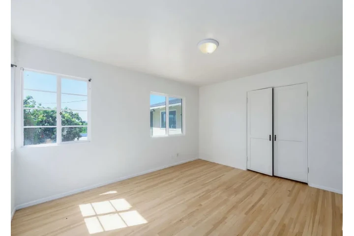 $2450 : 3 Bed 2 Bath House in Carson image 8