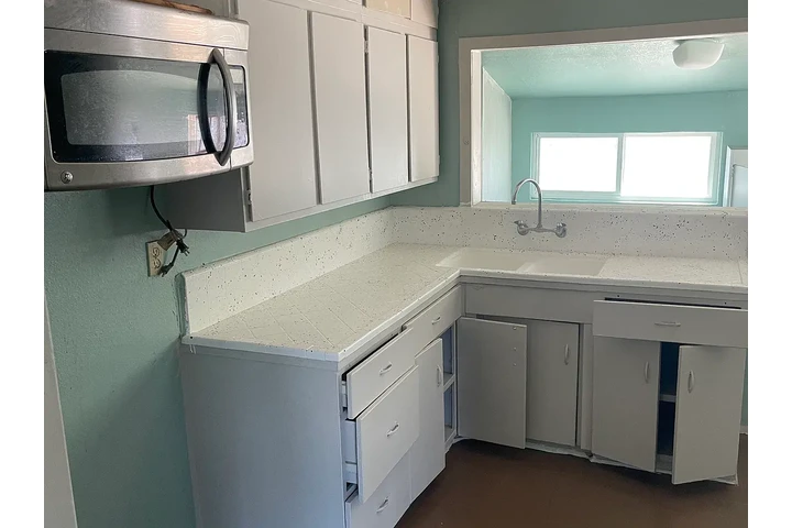 $1500 : This 3 bedroom, 3 bathroom hou image 3