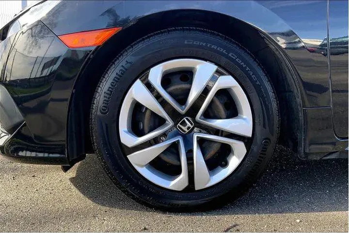 $13985 : Honda Civic 2018 LX 4dr Seda image 9