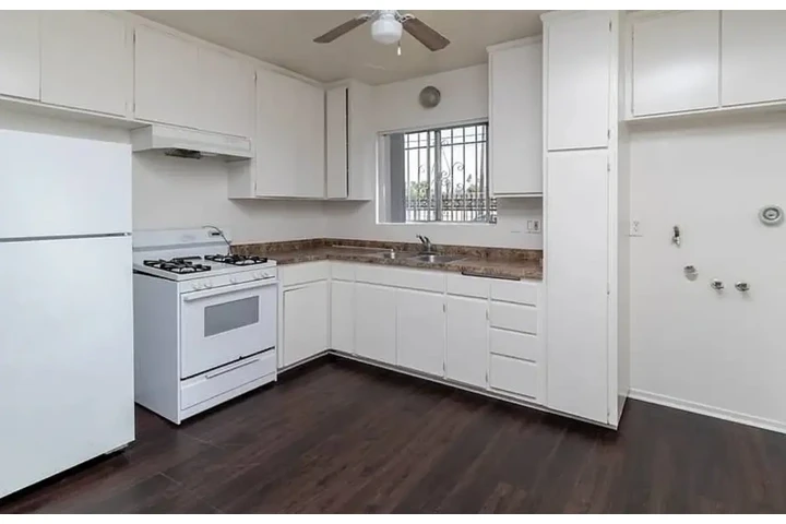 $2200 : 3Bed 2Bath Apt in koreatown image 3