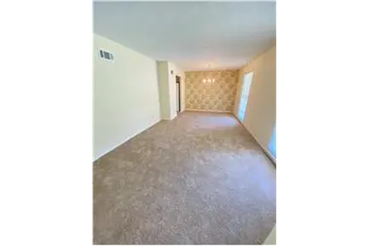 $2000 : Rental property with 3 bedro image 3