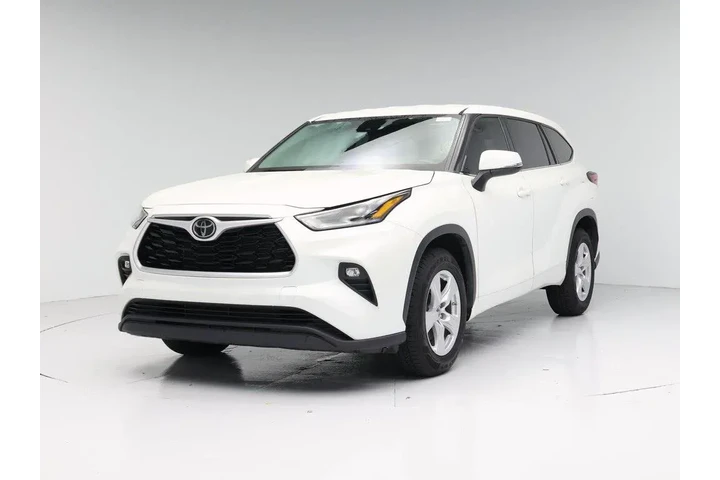 $30998 : Toyota Highlander 2021 LE 4d image 4