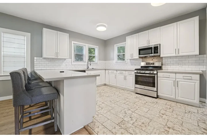 $1300 : Cozy, modern 2-bed, 2-bath sin image 5