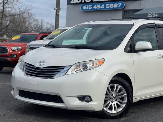 $22095 : 2017 Sienna XLE 8-Passenger image 2