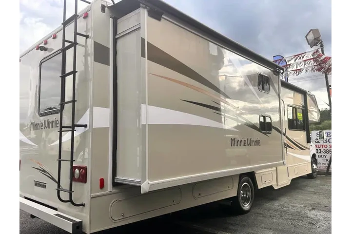 $52500 : 2017 Winnebago Minnie Winnie image 8