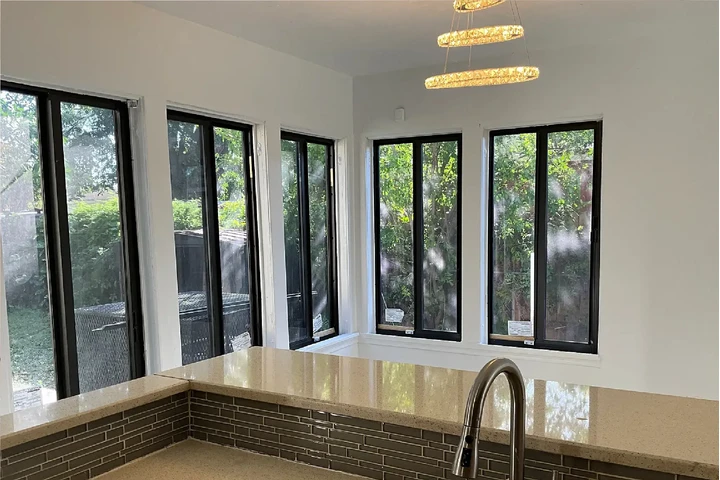 $1000 : charming Beautiful  bedroom image 2