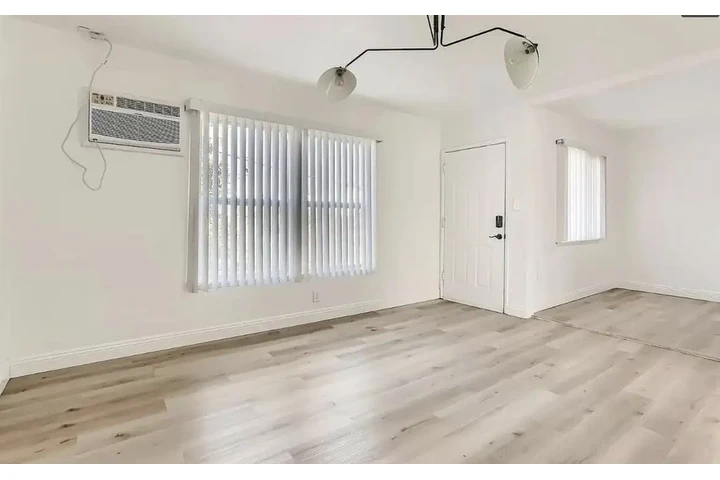 $1570 : 1 Bed 1 Bath Apt in Mid City image 2